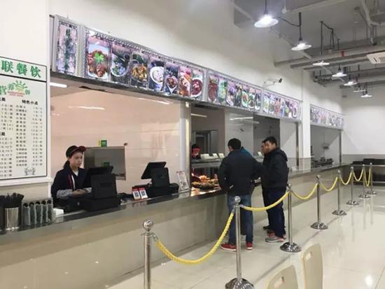 综合食堂内就餐 综合食堂内就餐